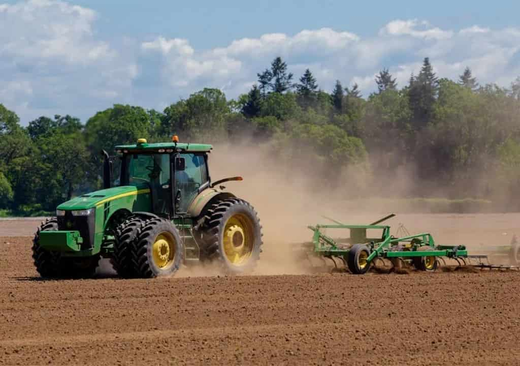 La Maquinaria Agrícola y su Papel en la Fertilización: Innovaciones y Beneficios